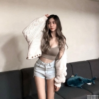 台中美腿茶：163cm 45kg C奶 21歲 修長的雙腿 性感的乳溝