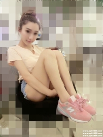 新竹美腿大學生：玲瓏 160 D 44 22歲 目前是工讀生 長相比較清秀 皮膚好 身材苗條 騷