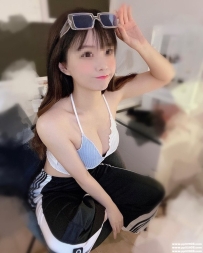 台北嬌小學生：小喬 158 D 44 20歲 甜美可愛 舌技了得 美鮑粉嫩 快來品嘗一番鮮
