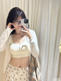 台中熱推正妹：馨彤 164 46 E奶 22歲 性感又撫媚 皮膚白皙柔軟有彈性 豐滿雙乳 健談好