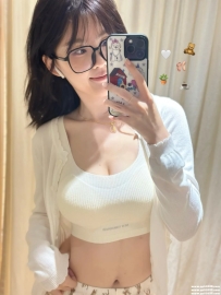 台中年輕大奶妹：初初 160 D 46 21歲 健談好聊 很有親和力很溫柔 豐滿大奶 還可以打奶