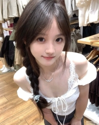 學生妹外約：小米158.B.45.21歲 白皙纖細新人初下海 粉色內裝 配合度高