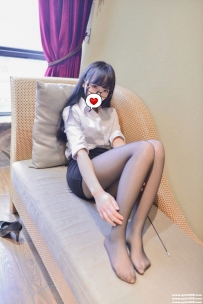 台中熱推正妹：黑絲蘿莉“果果” 158.B+.20歲小隻馬 粉嫩多汁