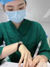 見習護理師：阿暖159.D.46.24歲 媽媽生病 薪水太少 生活很艱難 所以出來兼職