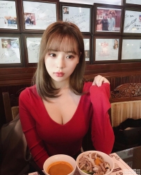 溫柔大奶妹：白白165.50.E.24歲 那對巨乳柔軟無比 讓你體驗乳迷宮的快感！