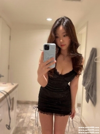 台中大奶紅牌：開心 165 E 48 26歲 #大奶護理妹 敢玩敢秀 狂野奔放,主動蹲下舔食肉棒