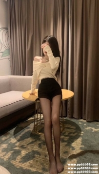 高雄美腿學生：喵喵 159 C 21歲 #大三學姐開課 骨感黑絲美腿 很誘人哦