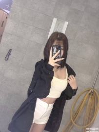 清純甜美小蘿莉：嵐萱158.C.43.18歲 極簡短版白背心配白短 輕鬆秀出小蠻腰