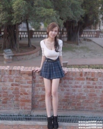 台中大奶學生：艾薇165-D-21歲皮膚白 小穴緊實漂亮 修長美腿