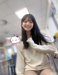 台中甜美學生妹：果橙 160 B 45 22歲 #外貌甜美可愛 身材苗條 充滿著粉紅泡泡 健談